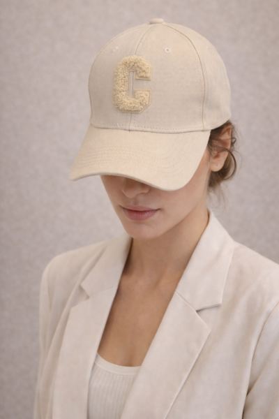 Casquette C en coton avec patch lettre — vue 2