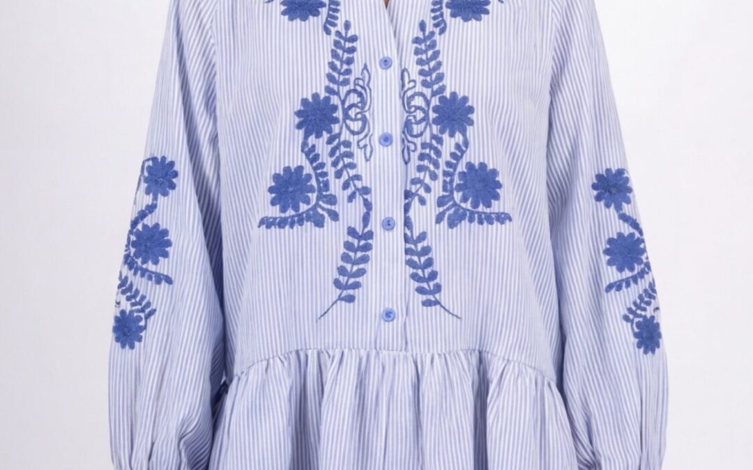 Robe courte rayée brodée – Bleu ciel — Vêtements