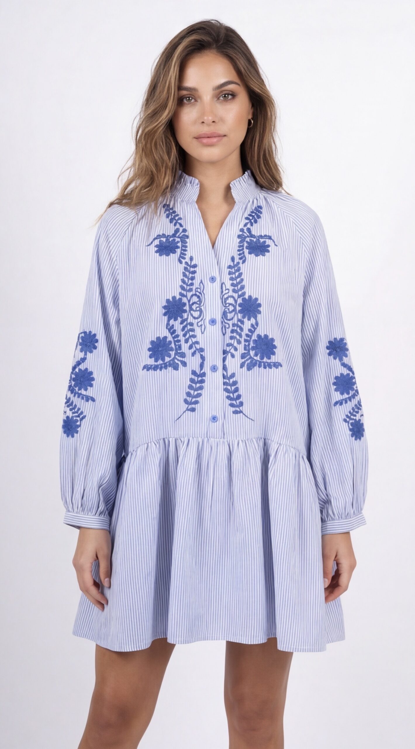 Robe courte rayée brodée – Bleu ciel — Vêtements