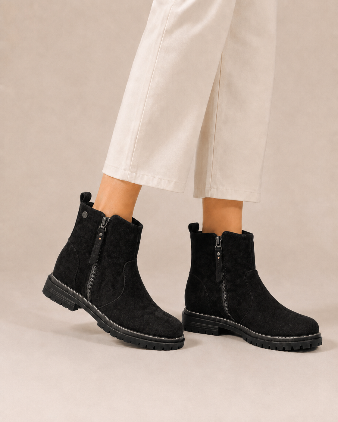 BOTTINES EN DAIM NOIR AVEC OUVERTURE