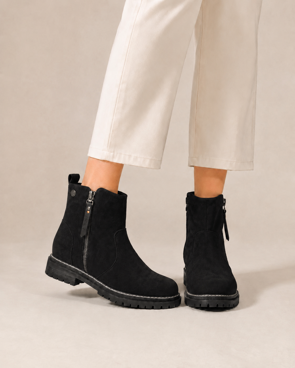 BOTTINES EN DAIM NOIR AVEC OUVERTURE – Image 2