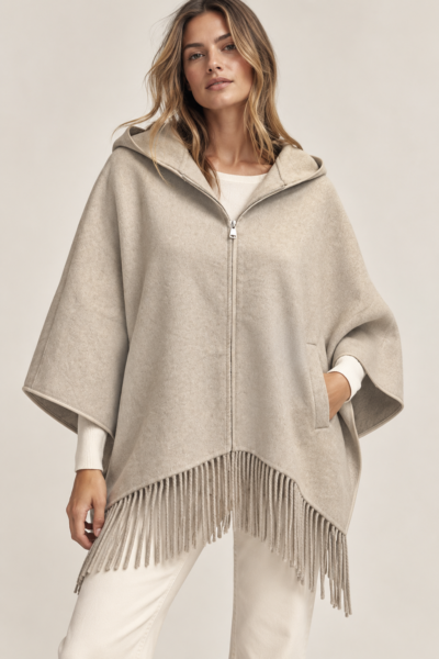 CAPE À CAPUCHE EN LAINE – FINITION FRANGÉE BEIGE