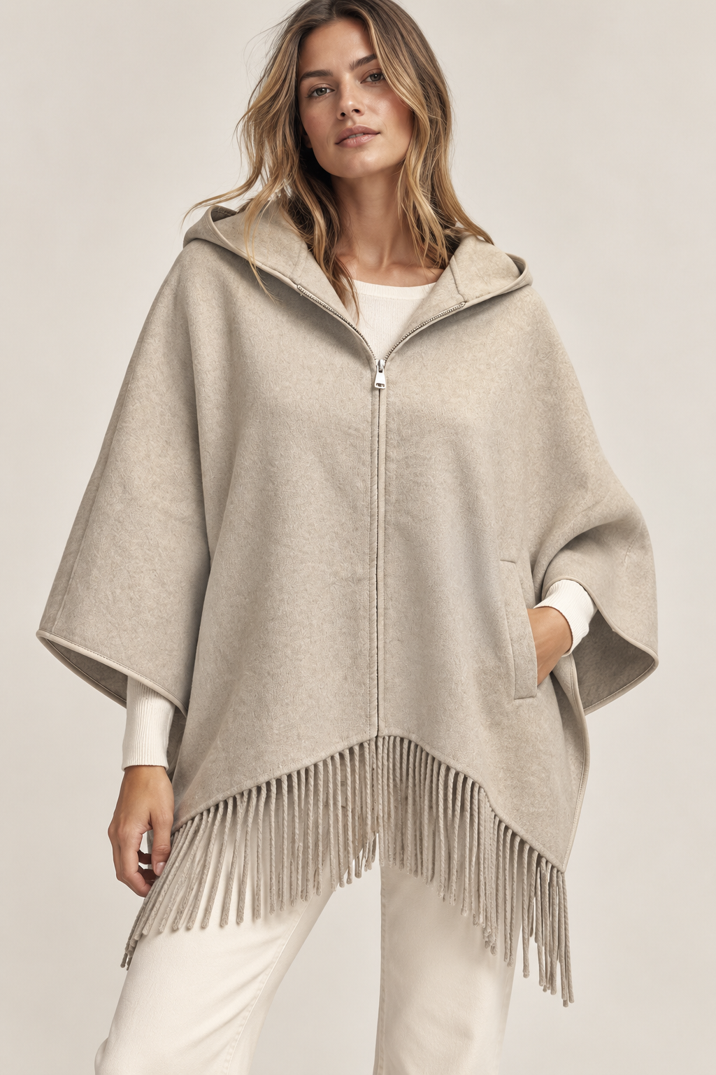 CAPE À CAPUCHE EN LAINE – FINITION FRANGÉE BEIGE