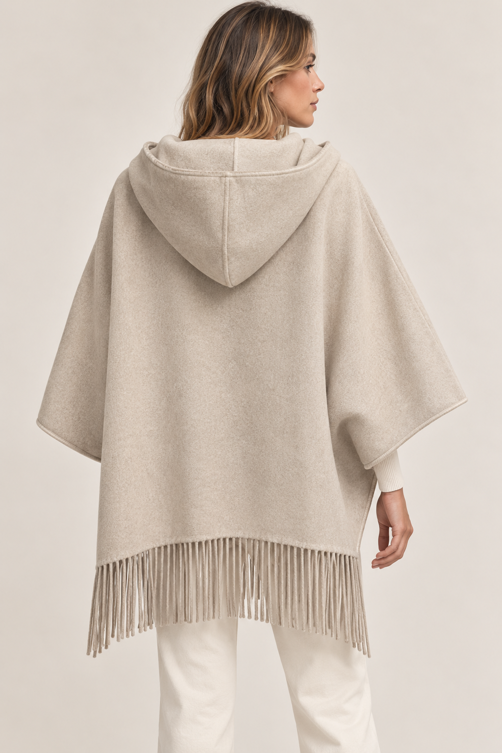 CAPE À CAPUCHE EN LAINE – FINITION FRANGÉE BEIGE – Image 3