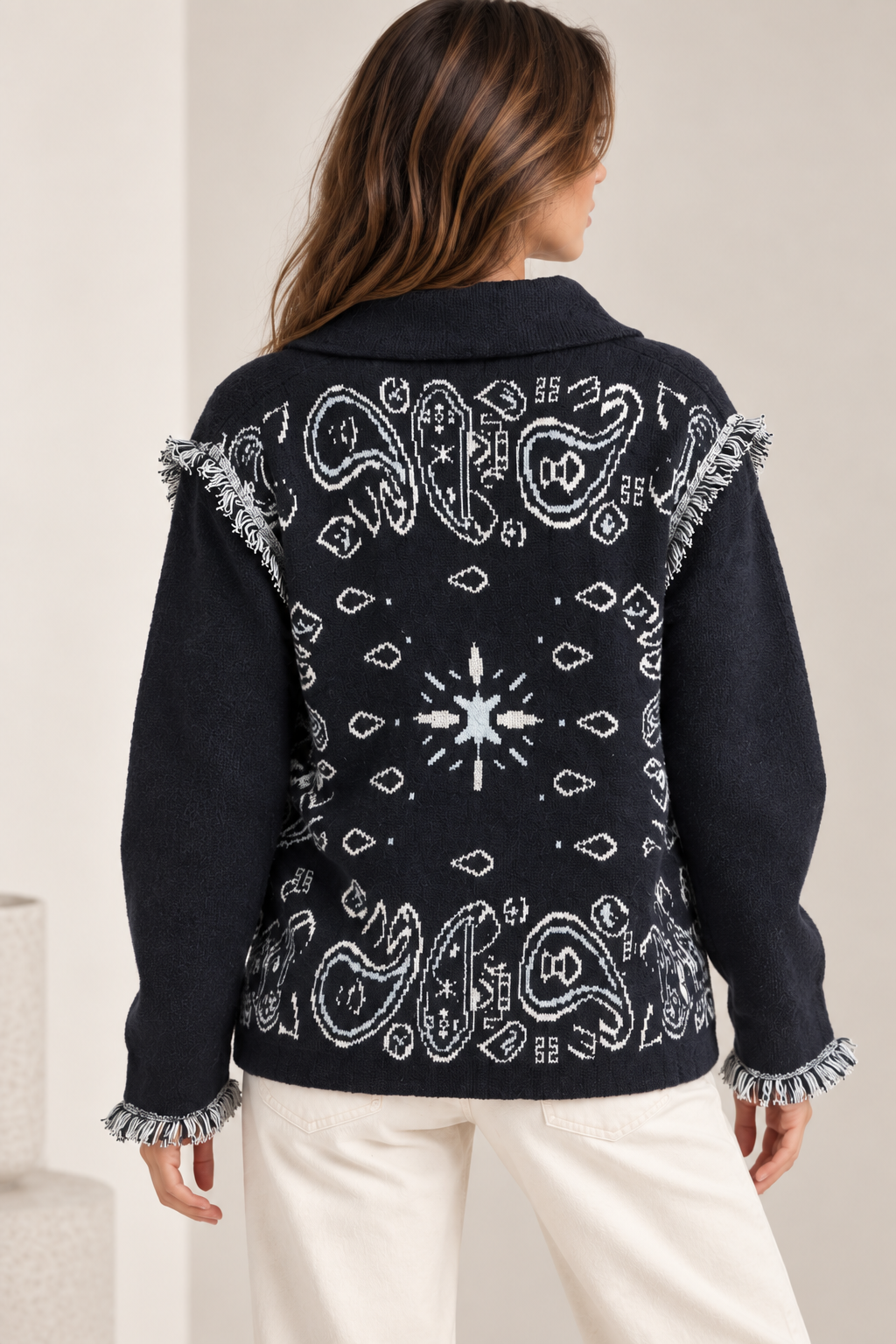 Gilet en maille à motifs paisley et franges Marine – Image 2