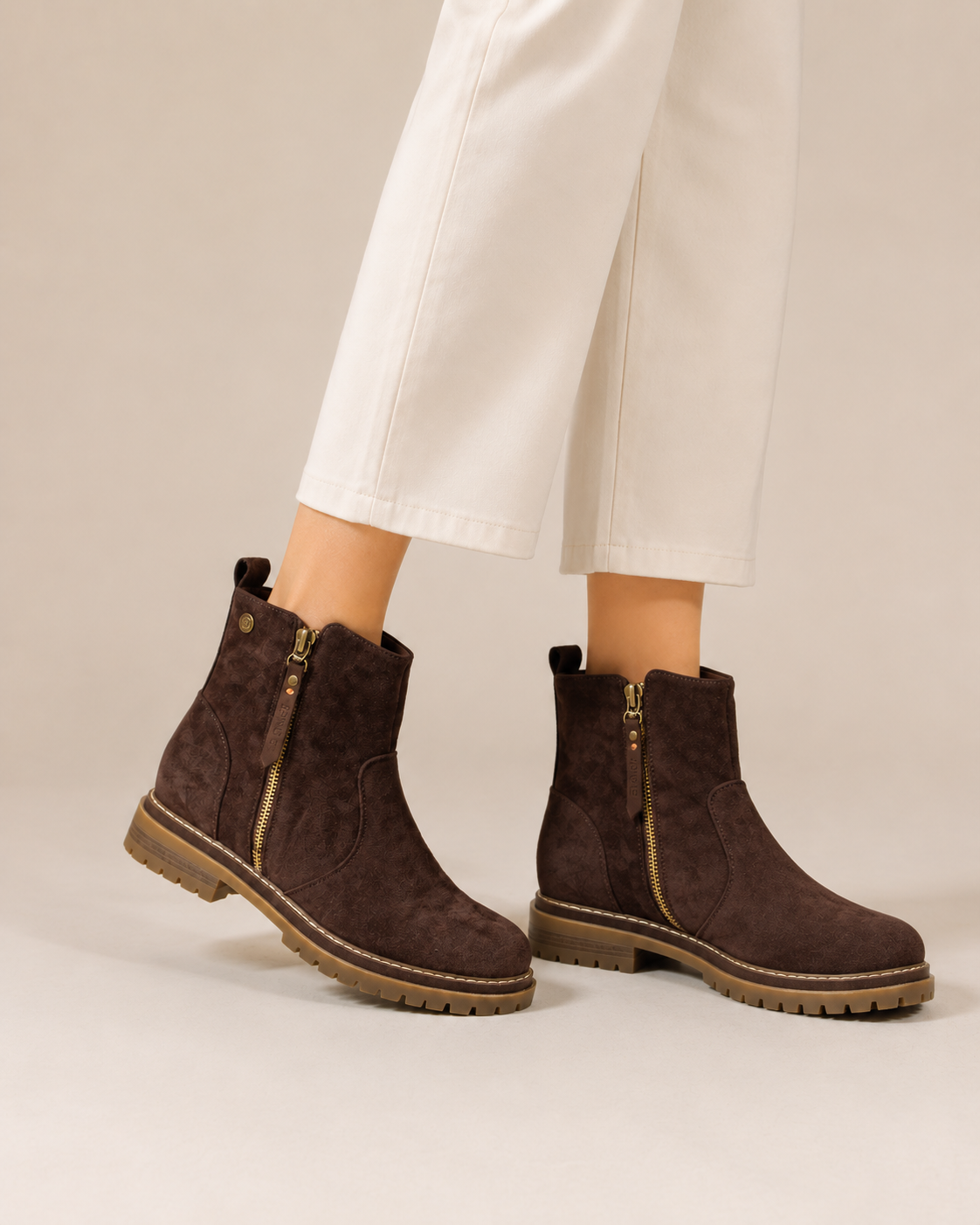BOTTINES EN DAIM MARRON AVEC OUVERTURE – Image 2