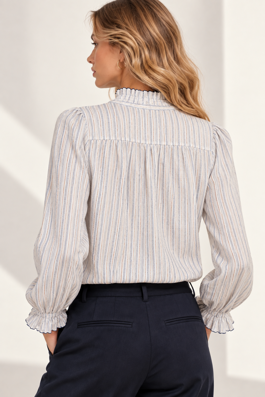 Chemisier rayé brodé en coton bleu – Image 2