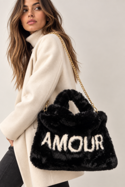 Sac doudou en fausse fourrure « AMOUR »