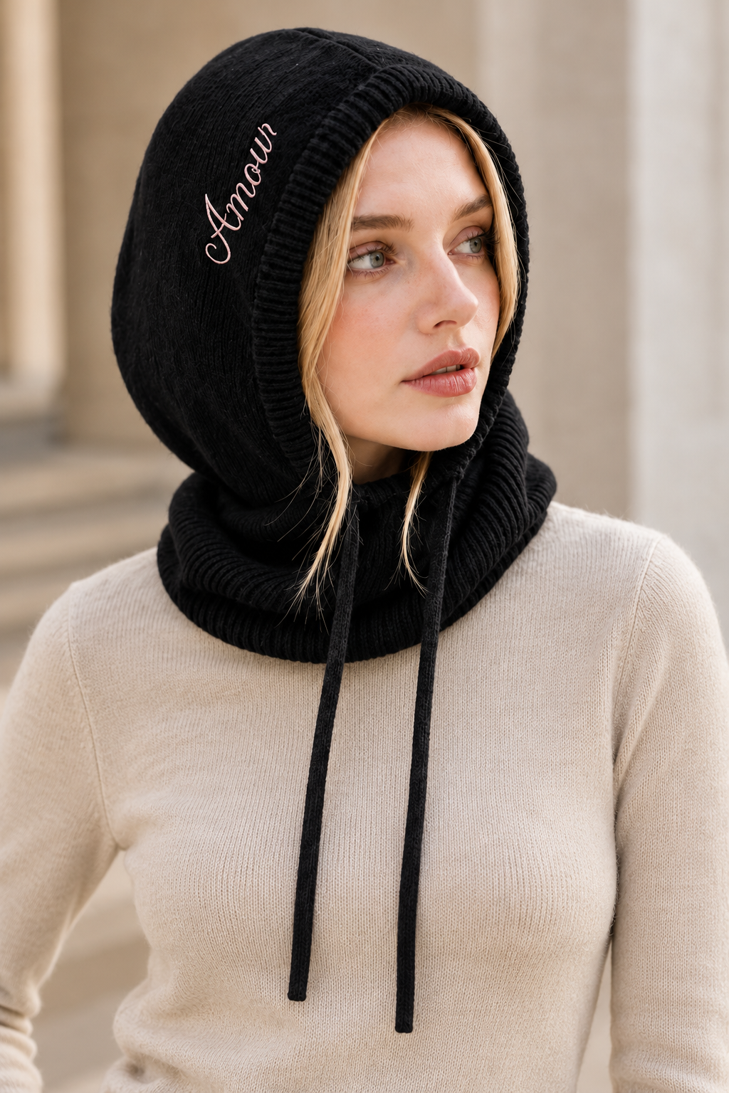 Cagoule en maille noir brodée AMOUR