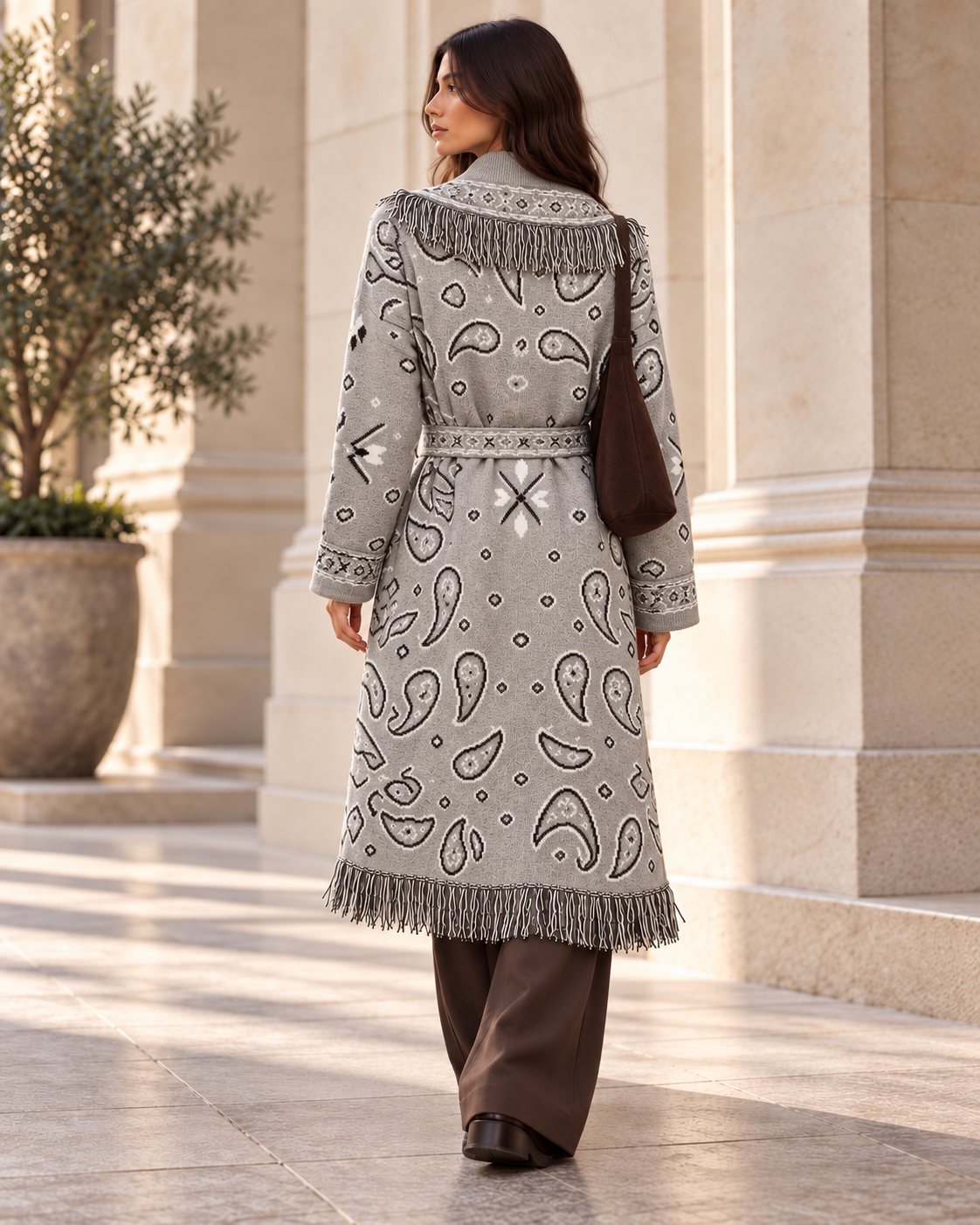 GILET LONG JACQUARD À MOTIFS BANDANA ET FRANGES – GRIS – Image 2